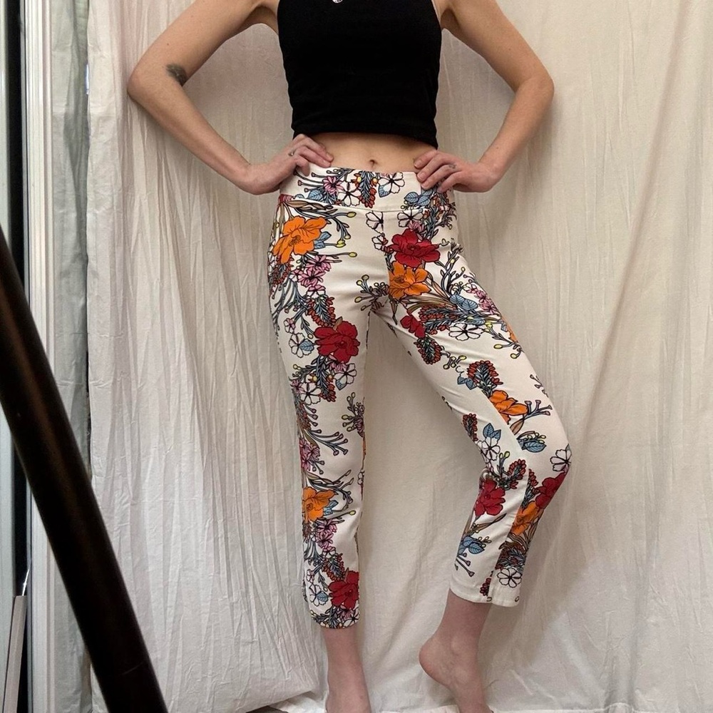 White and Vibrant Red Orange Purple Blue Floral Cropped Pants by Up! Sz‎ 4